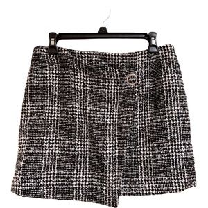 🌹2 for $20🌹Divided H&M Black and White Houndstooth Pattern Mini Skirt. Size 10
